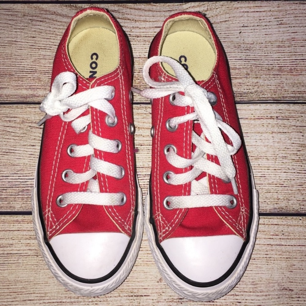 Red kids converse